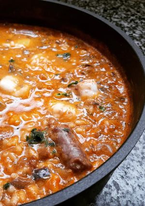Una foto de Arroz caldoso de rape y salchichas