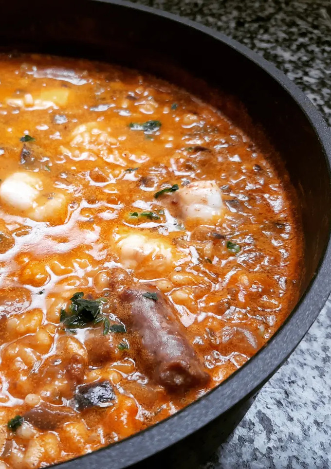 Una foto de Arroz caldoso de rape y salchichas