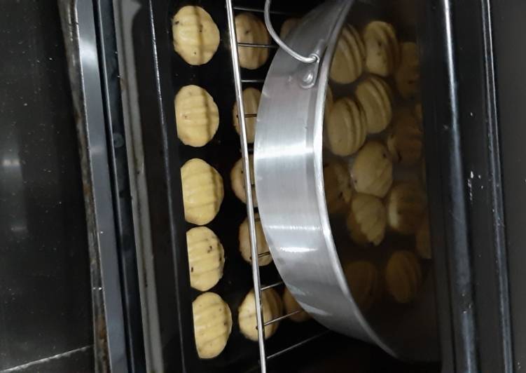 Langkah Mudah Memasak Chocolate Chip Butter Cookies ala ala Famous Amos yang Yummy