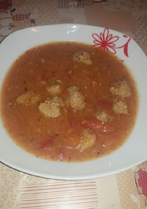 Húsgombócos, sós paradicsomleves recept fotója
