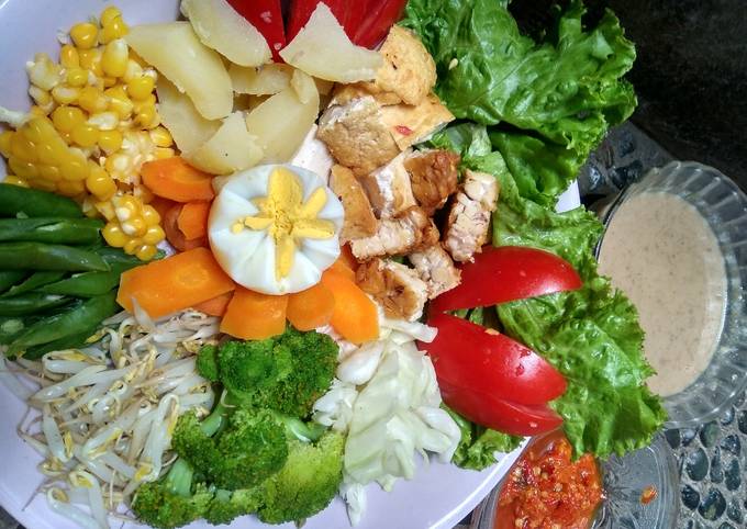 Tradisional salad/ gado-gado siram