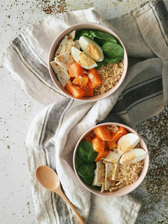 Una foto de Bol de arroz integral, pechuga de pollo, calabaza y espinacas
