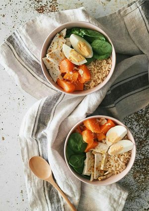 Una foto de Bol de arroz integral, pechuga de pollo, calabaza y espinacas