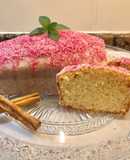 Bizcocho de coco y lima con glaseado de coco rosa