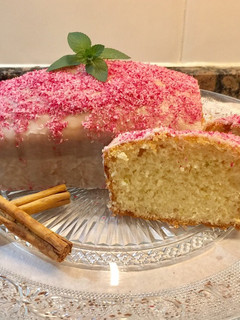 Foto principal de Bizcocho de coco y lima con glaseado de coco rosa