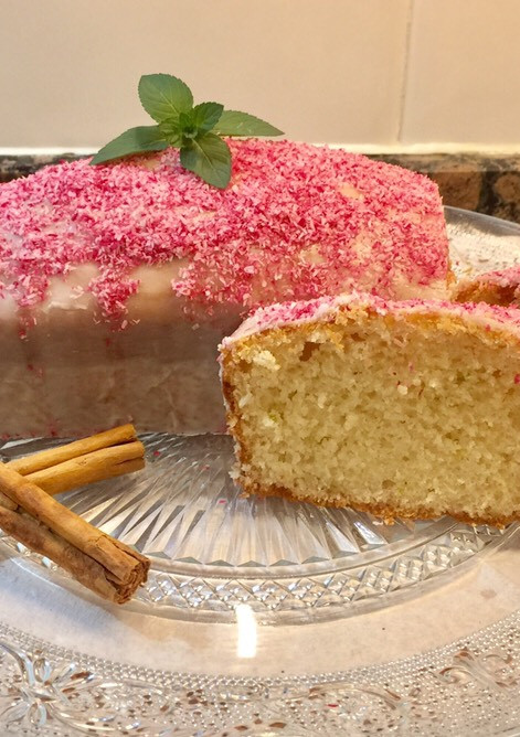 Foto principal de Bizcocho de coco y lima con glaseado de coco rosa