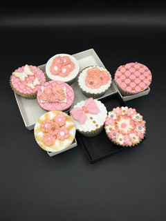 Una foto de Cupcakes decorados con fondant 😋