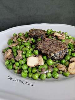 Una foto de Guisantes con champiñones y morcilla