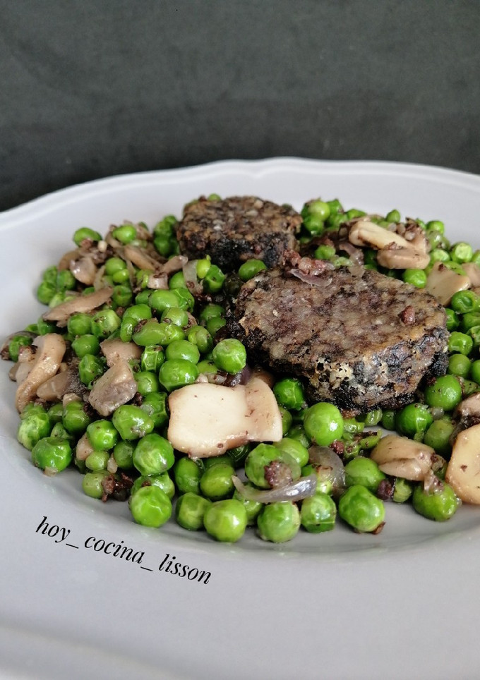 Una foto de Guisantes con champiñones y morcilla