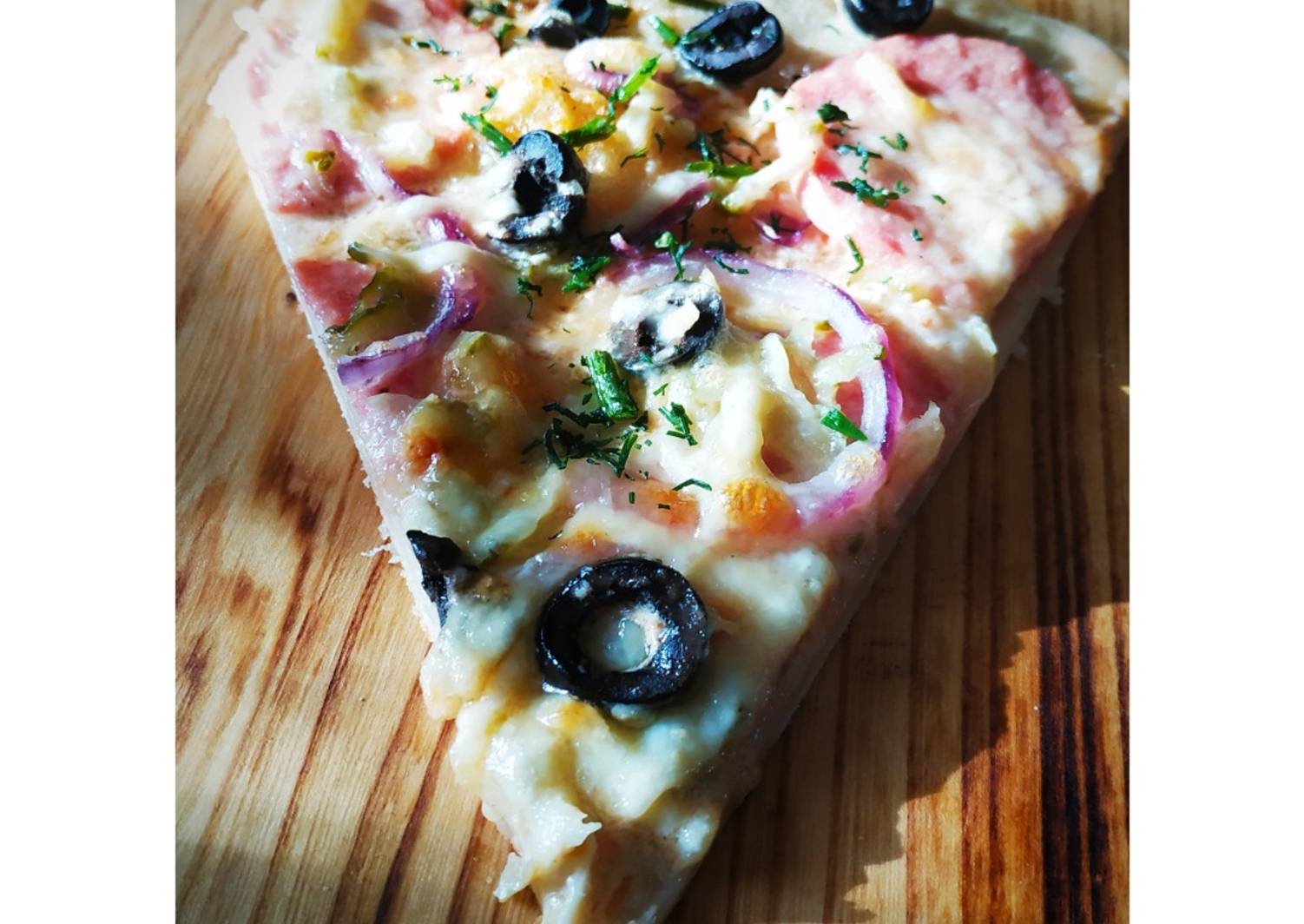 Тонкое тесто для пиццы. Пицца на тонком тесте. Пицца из лаваша в микроволновке вк. Пицца на тонком тесте рецепт молоке. Пицца на тонком тесте рецепт молоке.