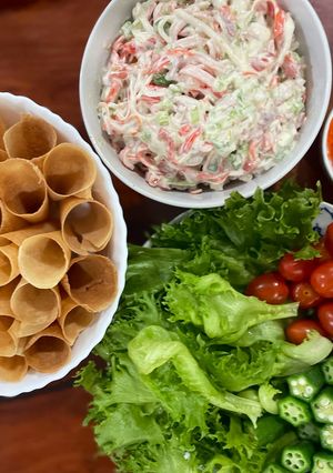 รูปของ แผ่นเกี๊ยว🥟ทอดกรวยใส่ไส้ปูอัด🦀และกุ้ง🍤มายองเนส (จากสูตรหนังสือMoods หนังสือเล่มโปรด)🧄🌶️🫑🍤🦀