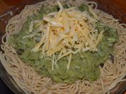 Una foto de pasta con salsa de aguacates