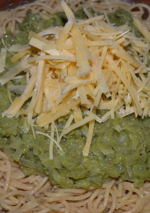 Una foto de Pastas integral con salsa de cebolla y palta