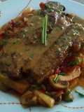 Churrasco sobre lecho de champiñones y salsa de su mismo jugo