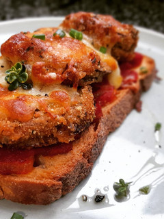 Una foto de Torrada de berenjenas empanadas rellenas de sobrasada gratinadas