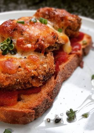 Foto principal de Torrada de berenjenas empanadas rellenas de sobrasada gratinadas