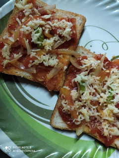 ब्रेड पिज़्ज़ा (Bread Pizza recipe in Hindi) रेसिपी मुख्य फोटो