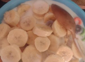 Una foto de CEREAL DE COLORES CON LECHE Y PLANO🍌😋😋