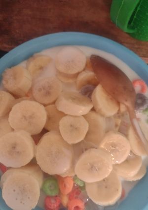 Una foto de CEREAL DE COLORES CON LECHE Y PLANO🍌😋😋