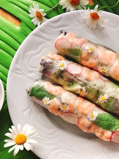 Hình của món Gỏi Cuốn Hoa Cúc Tần Mùa Xuân.