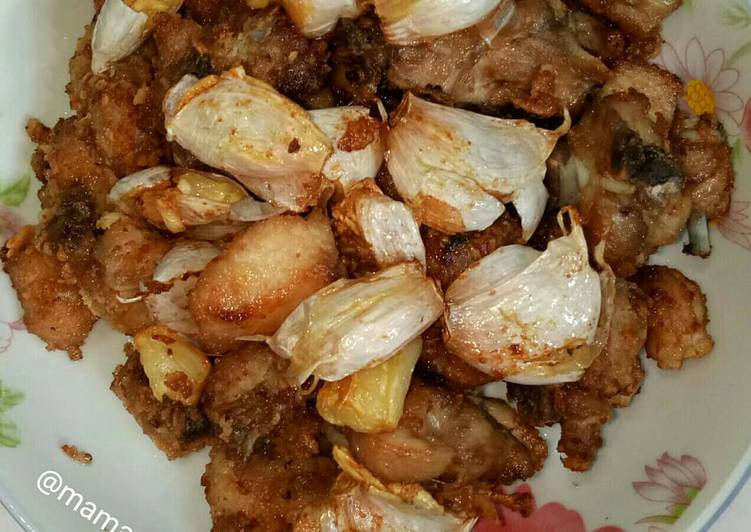 Bagaimana Menyiapkan Ayam goreng bawang putih, Bisa Manjain Lidah
