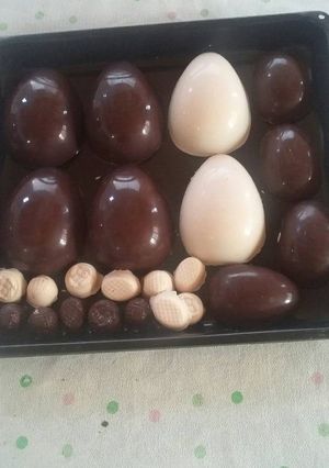 Una foto de Huevos y bombones de chocolate