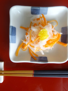 A picture of Sliced Daikon and Carrots Pickled in Vinegar.