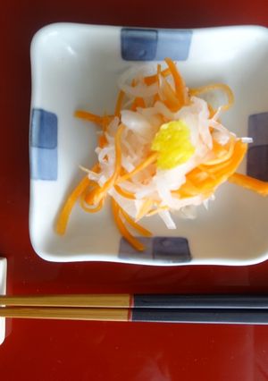 A picture of Sliced Daikon and Carrots Pickled in Vinegar.