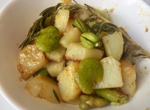 Une photo de Ragoût de pommes de terre, fèves et romarin