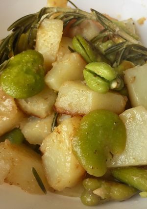 Une photo de Ragoût de pommes de terre, fèves et romarin
