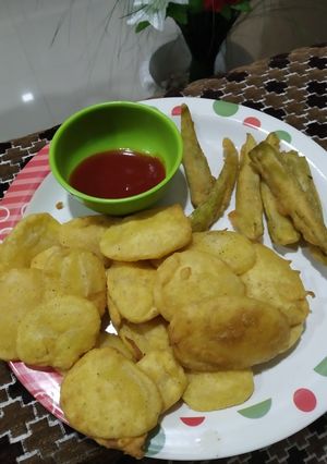 આલુ મિર્ચી ભજીયા(Aloo mirchi Bhajiya recipe in Gujarati) રેસીપી મુખ્ય ફોટો