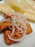 Chicharrón de Cochinillo con Salsa y Yuca Sancochada