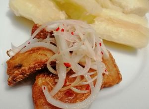 Una foto de Chicharrón de Cochinillo con Salsa y Yuca Sancochada
