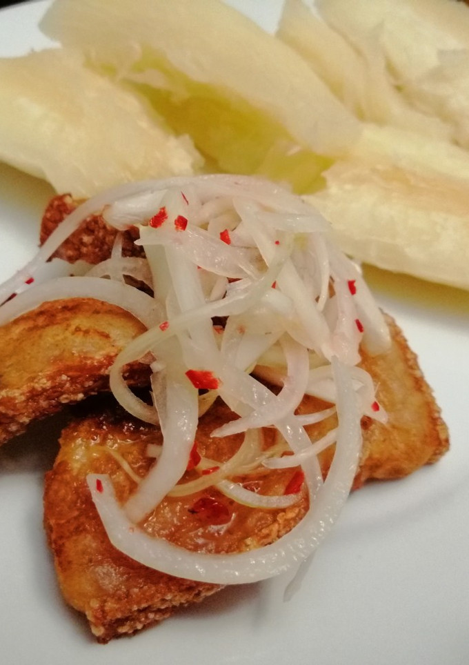 Una foto de Chicharrón de Cochinillo con Salsa y Yuca Sancochada