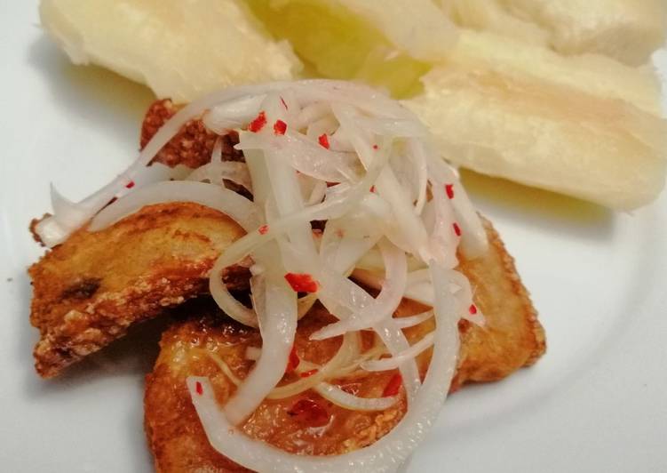 Chicharrón de Cochinillo con Salsa y Yuca Sancochada