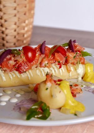 Una foto de Causa y Tartar de Salmón