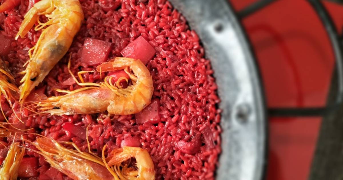Paella roja de sepia y gamba alistada con fumet de alga fucus y rape