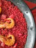 Paella roja de sepia y gamba alistada con fumet de alga fucus y rape
