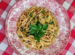 Una foto de Spaghetti aglio e olio 🍝 🇮🇹 "Espaguetis" con ajo y aceite 🍝 🇦🇷