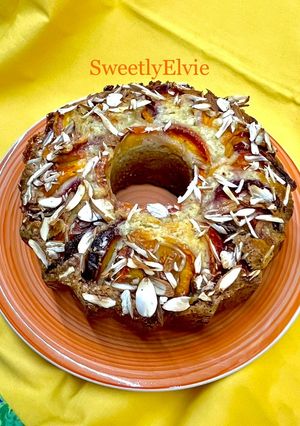 Foto di Torta allo yogurt con pesche e mandorle