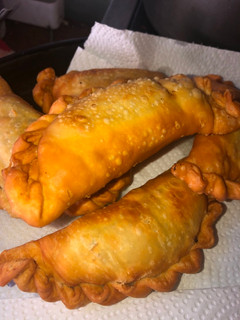 Una foto de Empanadas de carne, cortada a cuchillo!!😋