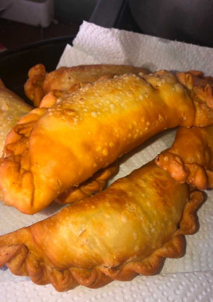 Una foto de Empanadas de carne, cortada a cuchillo!!😋