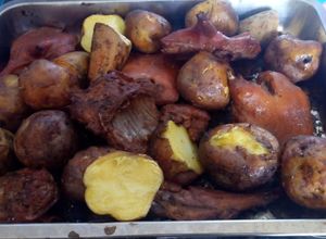 Una foto de Cuy al horno con papas y camote