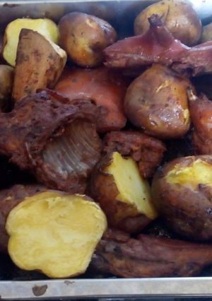 Una foto de Cuy al horno con papas y camote