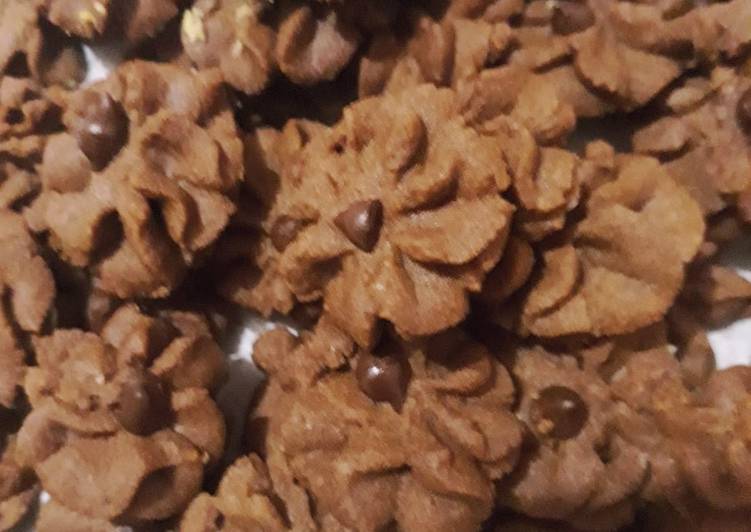 Langkah Mudah untuk Membuat Kue kering aster coklat Anti Gagal