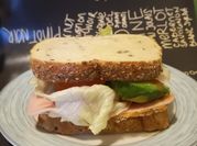 Una foto de aderezos para sándwich