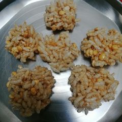 A picture of Murmura chikki.
