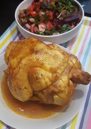 O poză a rețetei Pui la cuptor cu salată mixtă.