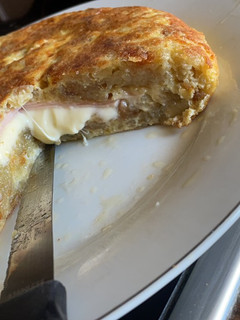 Foto principal de Tortilla de patata rellena de jamón york y queso