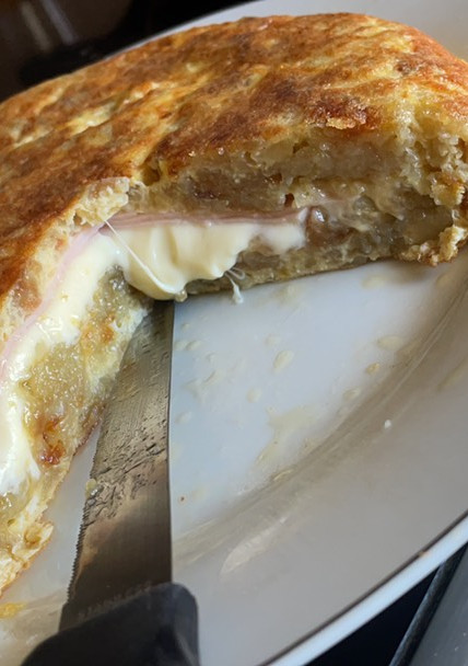 Una foto de Tortilla de patata rellena de jamón york y queso